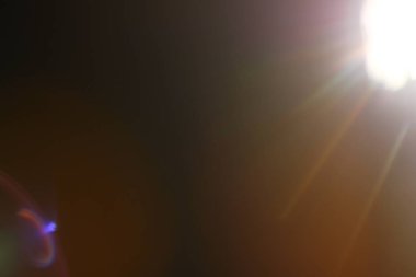 Arka plan. Siyah arka plan üzerine güneş ışınları. Işınları ile flare.