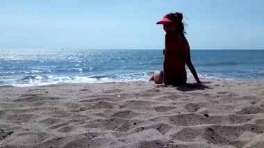 Asyalı kadın okyanus plaj sakin ol..