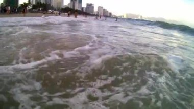 Nha Trang, Vietnam - 09 Aralık 2018: dalgalar deniz atlama ve Nha Trang şehir kumsalda güneşlenme insanlar.