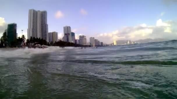 Nha Trang Vietnam December 2018 Människor Hoppa Havet Vågor Och — Stockvideo