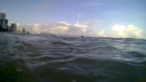 トラン ベトナム 2018 海の波でジャンプとニャチャン市ビーチで日光浴 — ストック動画