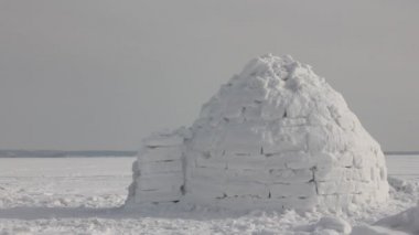 Genç kadın kar Igloo rahatlayın. Kış tatili. Kış ve yeni yıl tatilleri konsepti. 