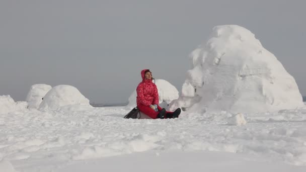 Fiatal Pihenjen Hóban Igloo Téli Vakáció Téli Újévi Ünnepek Koncepció — Stock videók