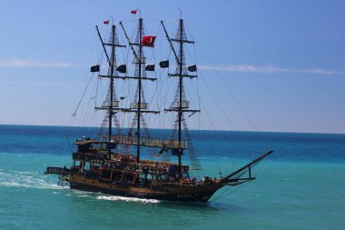 Antalya District, Alanya, Türkiye - 08 Mayıs 2019: Antik Korsan Gemisi Seferi. Alanya limanından zevk teknesi.