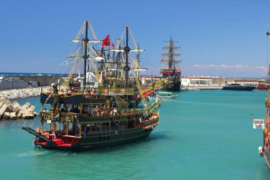 Antalya District, Alanya, Türkiye - 08 Mayıs 2019: Antik Korsan Gemisi Seferi. Alanya limanından zevk teknesi.