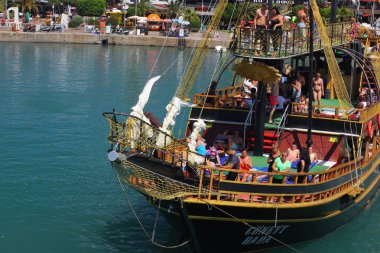 Antalya District, Alanya, Türkiye - 08 Mayıs 2019: Antik Korsan Gemisi Seferi. Alanya limanından zevk teknesi.