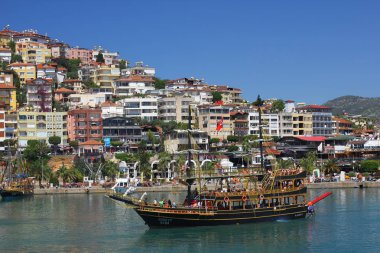 Antalya District, Alanya, Türkiye - 08 Mayıs 2019: Antik Korsan Gemisi Seferi. Alanya limanından zevk teknesi.
