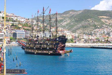 Antalya District, Alanya, Türkiye - 08 Mayıs 2019: Antik Korsan Gemisi Seferi. Alanya limanından zevk teknesi.