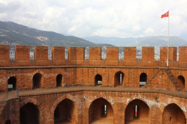 Alanya Kalesi 'nin kırmızı Kulesi-Alanya Kalesi, Güney Türk 'de Ortaçağ kalesidir..