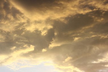 Güneş ışınları, güzellik bulutları ve siluetler ile dramatik gün batımı.