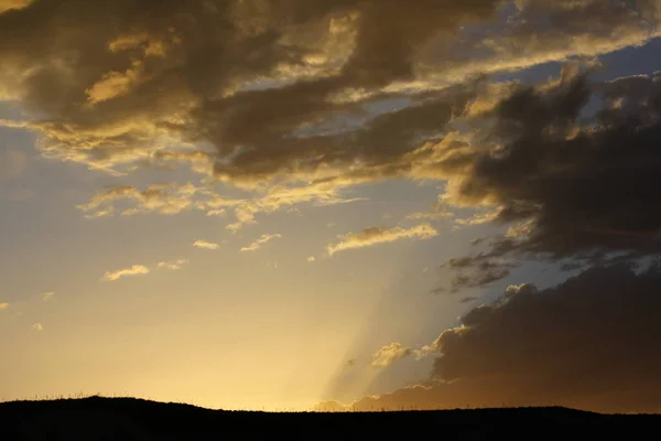 Atardecer Dramático Con Rayos Sol Nubes Belleza Siluetas —  Fotos de Stock