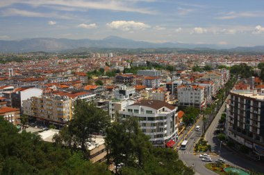 Manavgat, Türkiye - 04 Mayıs 2019: Şehir caddesinde havadan panoramik manzara.