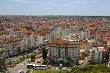 Manavgat, Türkiye - 04 Mayıs 2019: Şehir caddesinde havadan panoramik manzara.