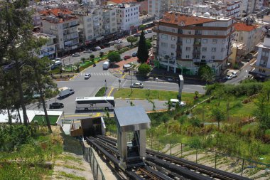 Manavgat, Türkiye - 04 Mayıs 2019: Şehir caddesinde havadan panoramik manzara.