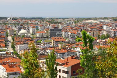 Manavgat, Türkiye - 04 Mayıs 2019: Şehir caddesinde havadan panoramik manzara.