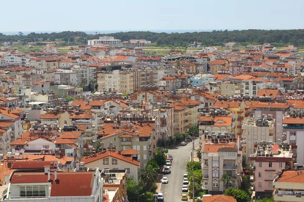 Manavgat, Türkiye - 04 Mayıs 2019: Şehir caddesinde havadan panoramik manzara.