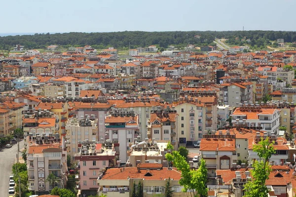 Manavgat, Türkiye - 04 Mayıs 2019: Şehir caddesinde havadan panoramik manzara.