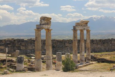 Pammukale' de. Hierapolis antik kenti harabeleri.