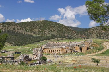 Pammukale' de. Hierapolis antik kenti harabeleri.