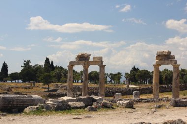 Pammukale' de. Hierapolis antik kenti harabeleri.