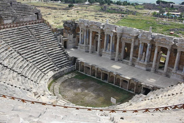 ヒエナポリス遺跡の古代ローマ円形劇場 パムカレ — ストック写真