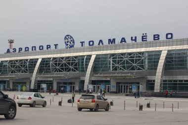 Ob, Novosibirsk, Rusya - 01 Haziran 2019: Tolmachevo (Novosibirsk) havaalanı. Havaalanı binasının ana girişi ve cephesi.