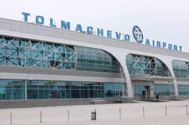 Ob, Novosibirsk, Rusya - 01 Haziran 2019: Tolmachevo (Novosibirsk) havaalanı. Havaalanı binasının ana girişi ve cephesi.