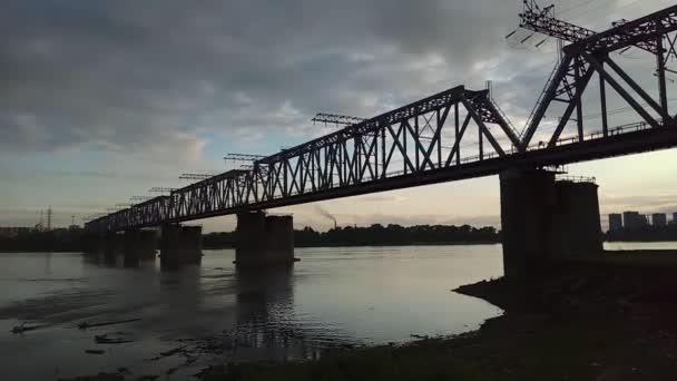 日落时分通过河流的桥梁 — 图库视频影像