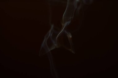 Siyah arka planda duman. Hareket bulanıklığı. Tasarımınız için Duman Katmanı.