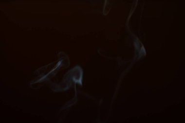 Siyah arka planda duman. Hareket bulanıklığı. Tasarımınız için Duman Katmanı.