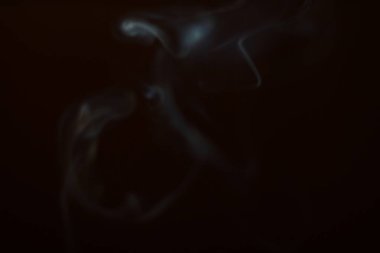 Siyah arka planda duman. Hareket bulanıklığı. Tasarımınız için Duman Katmanı.