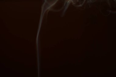 Siyah arka planda duman. Hareket bulanıklığı. Tasarımınız için Duman Katmanı.