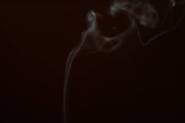 Siyah arka planda duman. Hareket bulanıklığı. Tasarımınız için Duman Katmanı.