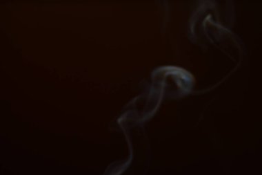 Siyah arka planda duman. Hareket bulanıklığı. Tasarımınız için Duman Katmanı.