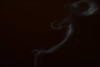 Siyah arka planda duman. Hareket bulanıklığı. Tasarımınız için Duman Katmanı.