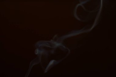 Siyah arka planda duman. Hareket bulanıklığı. Tasarımınız için Duman Katmanı.