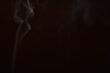 Siyah arka planda duman. Hareket bulanıklığı. Tasarımınız için Duman Katmanı.