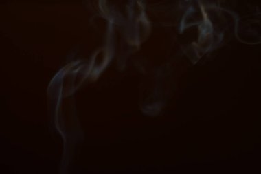 Siyah arka planda duman. Hareket bulanıklığı. Tasarımınız için Duman Katmanı.