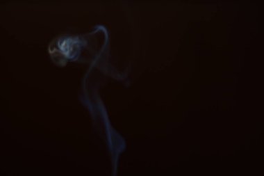 Siyah arka planda duman. Hareket bulanıklığı. Tasarımınız için Duman Katmanı.