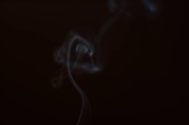 Siyah arka planda duman. Hareket bulanıklığı. Tasarımınız için Duman Katmanı.