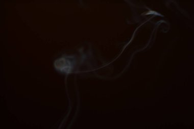 Siyah arka planda duman. Hareket bulanıklığı. Tasarımınız için Duman Katmanı.