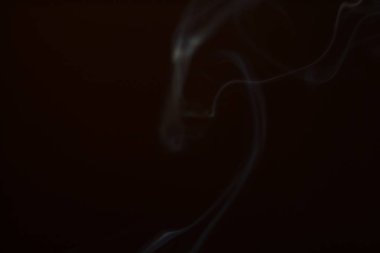 Siyah arka planda duman. Hareket bulanıklığı. Tasarımınız için Duman Katmanı.