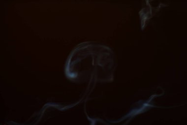 Siyah arka planda duman. Hareket bulanıklığı. Tasarımınız için Duman Katmanı.