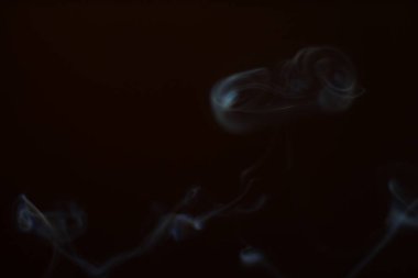 Siyah arka planda duman. Hareket bulanıklığı. Tasarımınız için Duman Katmanı.