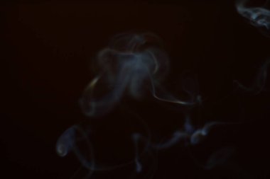 Siyah arka planda duman. Hareket bulanıklığı. Tasarımınız için Duman Katmanı.