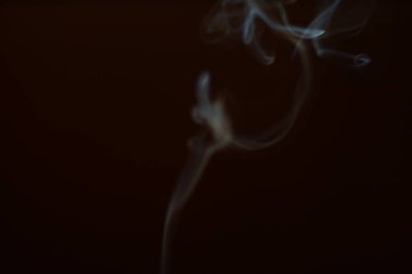 Siyah arka planda duman. Hareket bulanıklığı. Tasarımınız için Duman Katmanı.