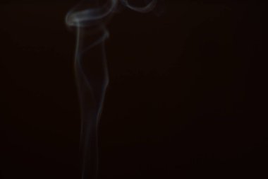 Siyah arka planda duman. Hareket bulanıklığı. Tasarımınız için Duman Katmanı.