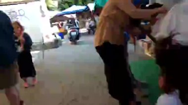 Alanya, Türkiye-10 Mayıs 2019: Alanya tatil beldesinde yürür. Yerlilerin gözlem. Pov.