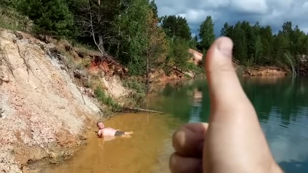 Hombre Nada Lago Mineral Vueltas Barro Terapéutico — Vídeos de Stock