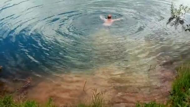 男はミネラル湖で泳ぎ 治療用泥の中をラップ — ストック動画